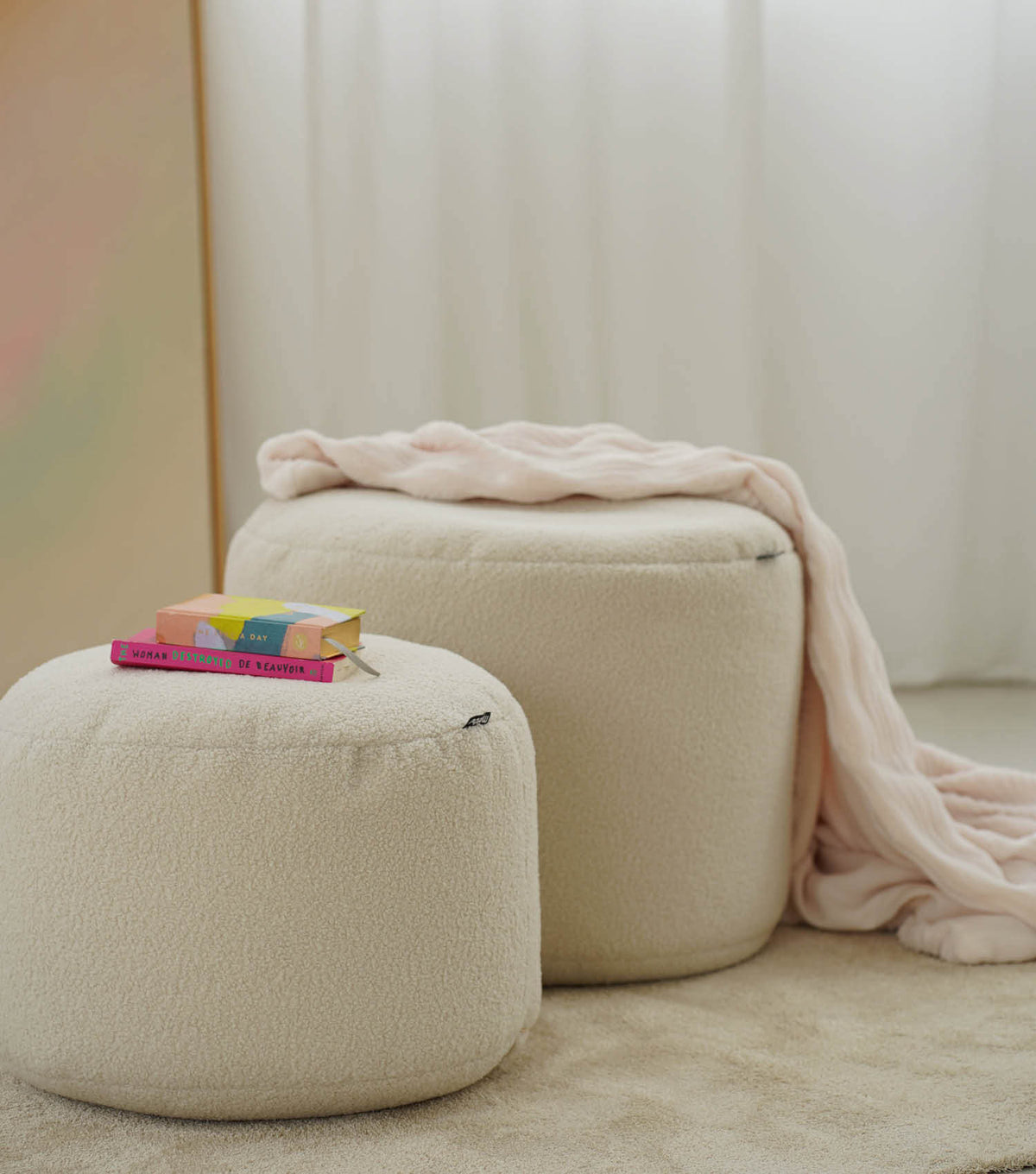 mokebo® 'Mochi' Bouclé poef hocker voetenbankje bijzettafel