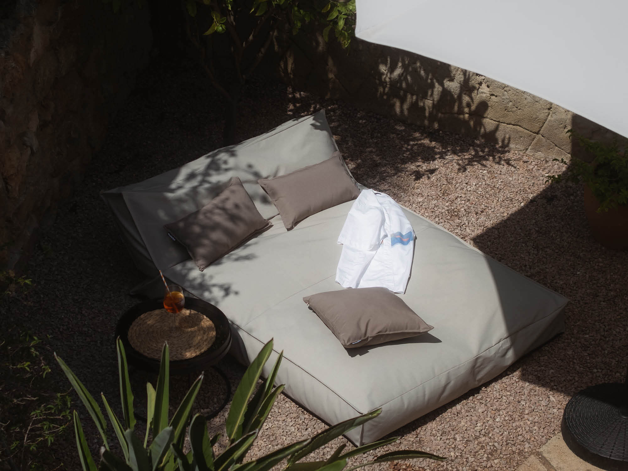 Outdoor Daybed mit Outdoor Kissen von mokebo