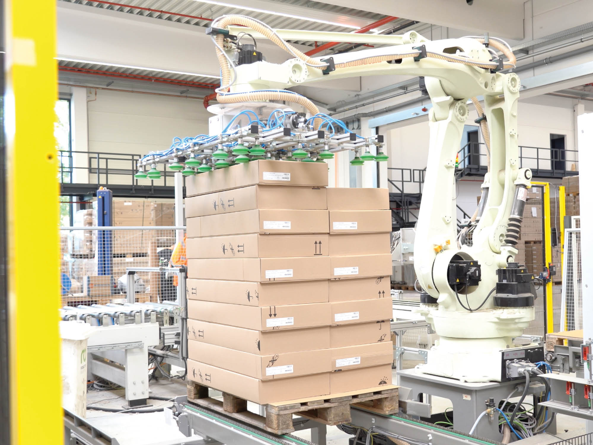 Herstellung der Schränke von mokebo mit Hilfe eines Roboters