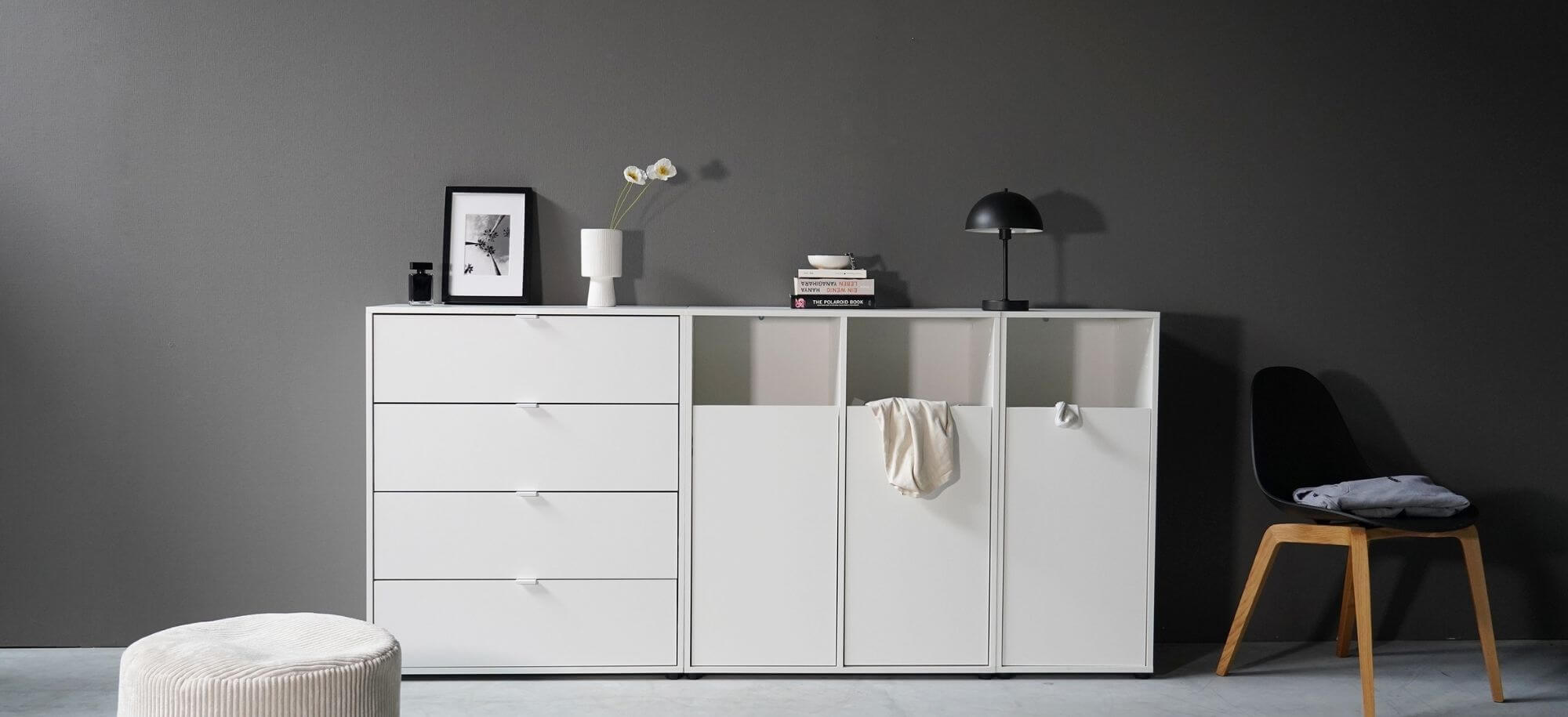 Weißer Wäscheschrank und passende Kommode von mokebo