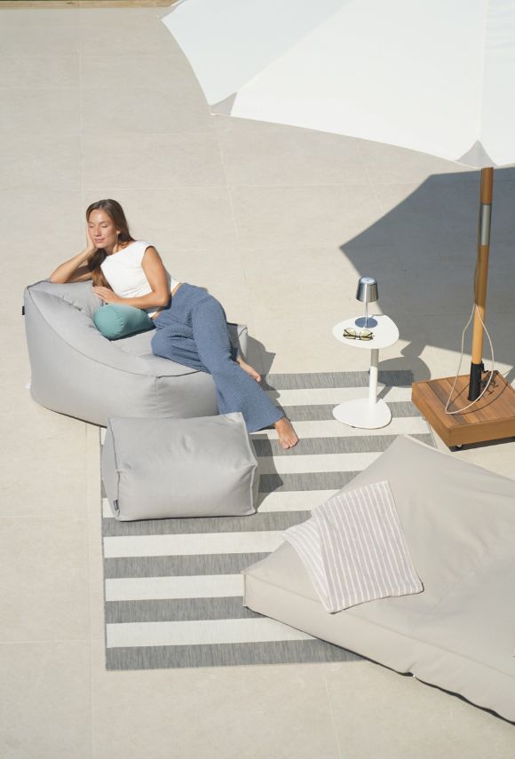 Outdoor Lounge Möbel in Grau und Beige