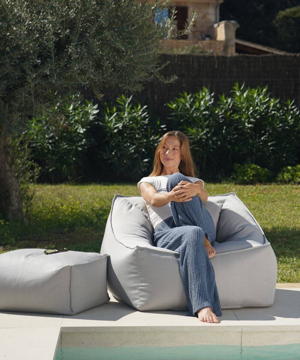 Outdoor Sitzsack 'Der Sunnyboy' in Hellgrau mit Pouf