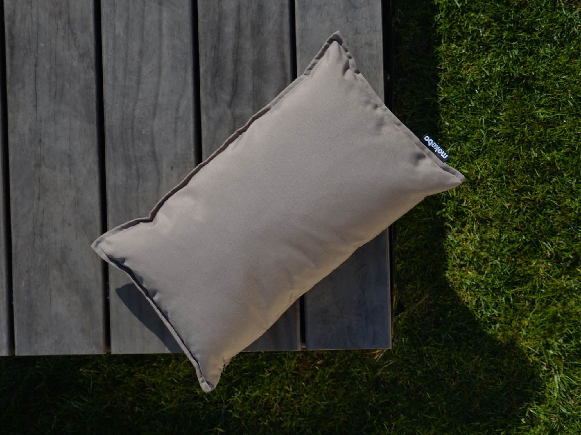 Outdoor Kissen 'Das Ruhepolster' in taupe auf Holzterrasse 