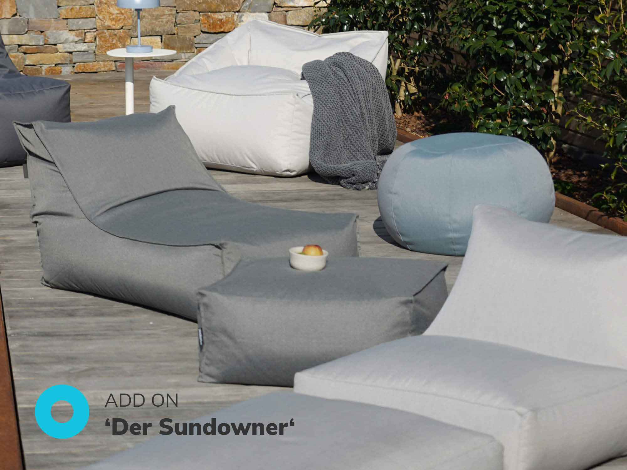 Outdoor Sitzsäcke und Poufs auf Holzterrasse Add on 'Der Sundowner' 