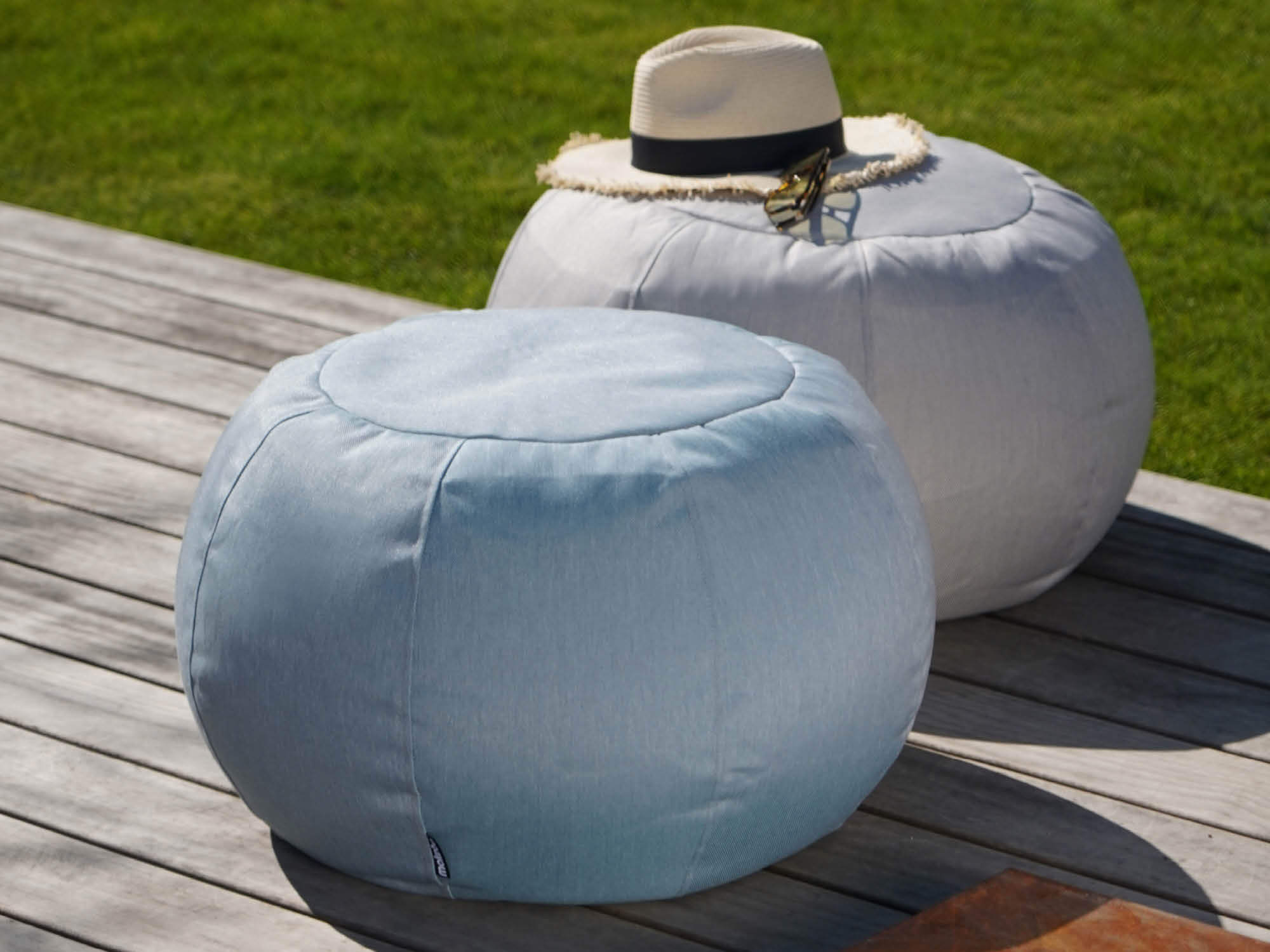 Outdoor Poufs 'Der Kugelige' wetterfest rund in himmelblau und hellgrau 