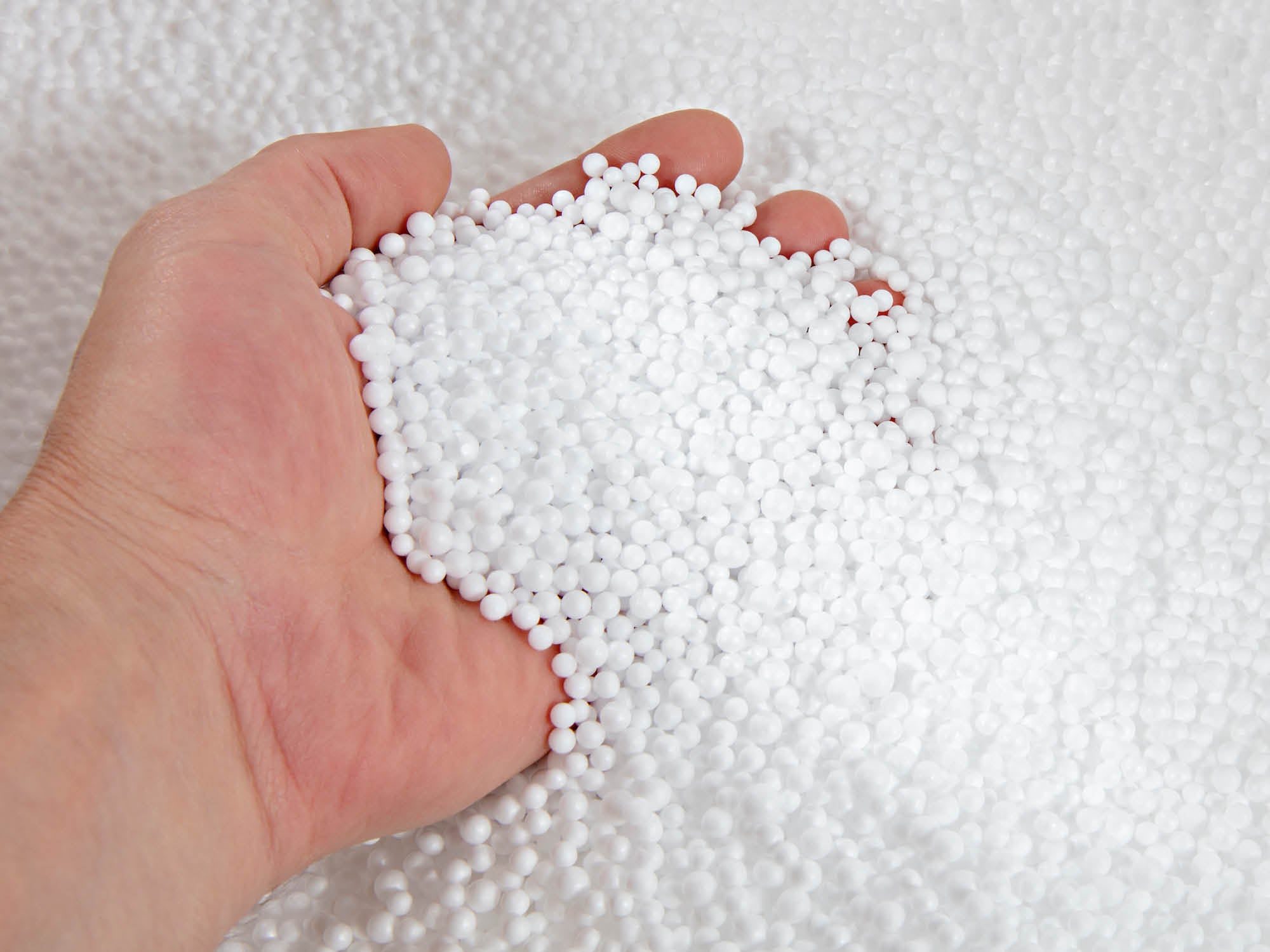 Pouf Sitzsack Füllung EPS Perlen, Hand hält EPS Perlen 