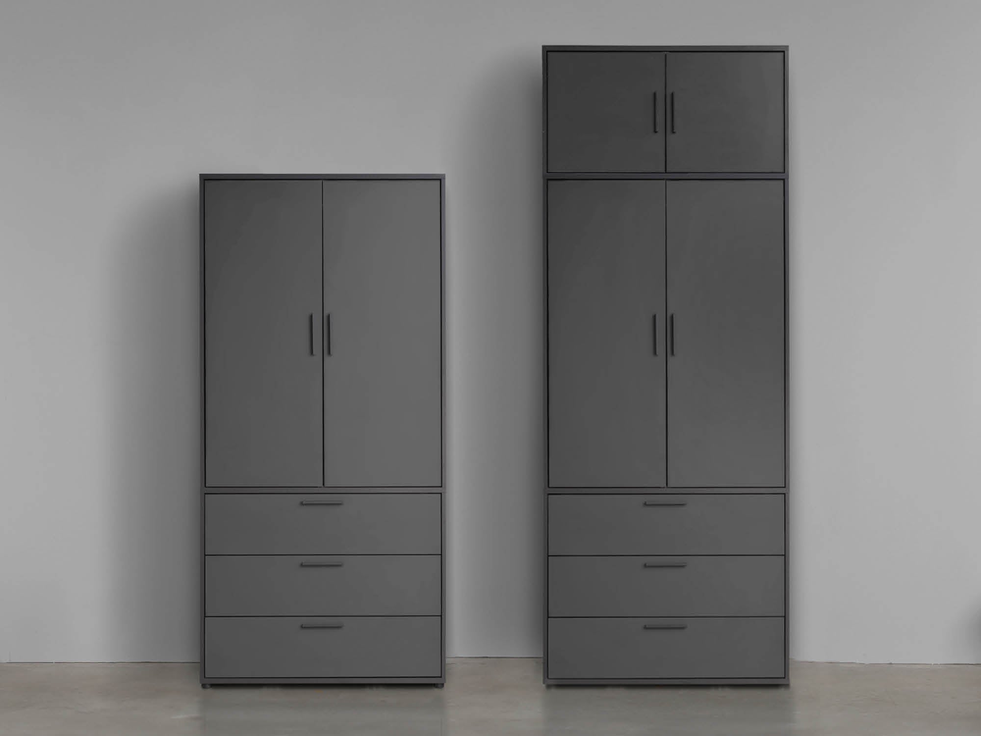 Kleiderschrank in Anthrazit mit und ohne Aufsatz im Vergleich