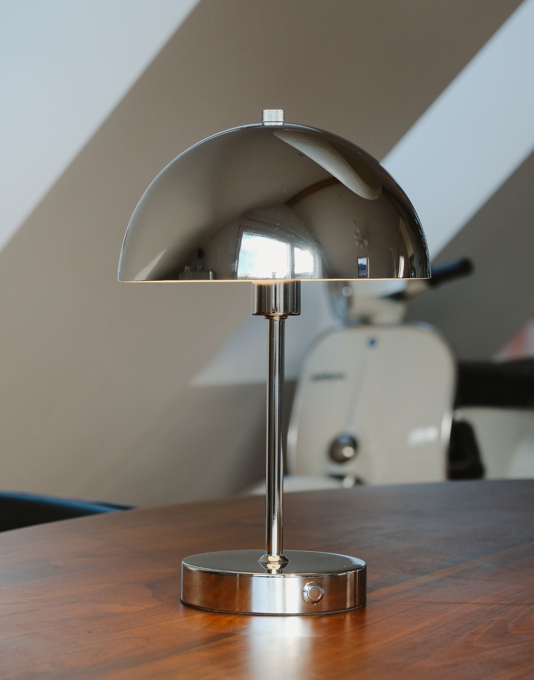 Draadloze tafellamp van chroom 'Der Leuchtturm'
