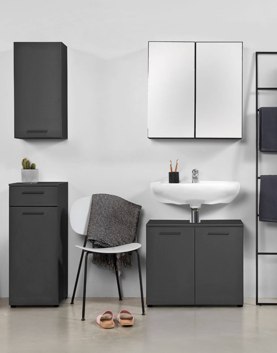 schwarze Badschränke nebeneinander an einer Wand in einem Badezimmer 