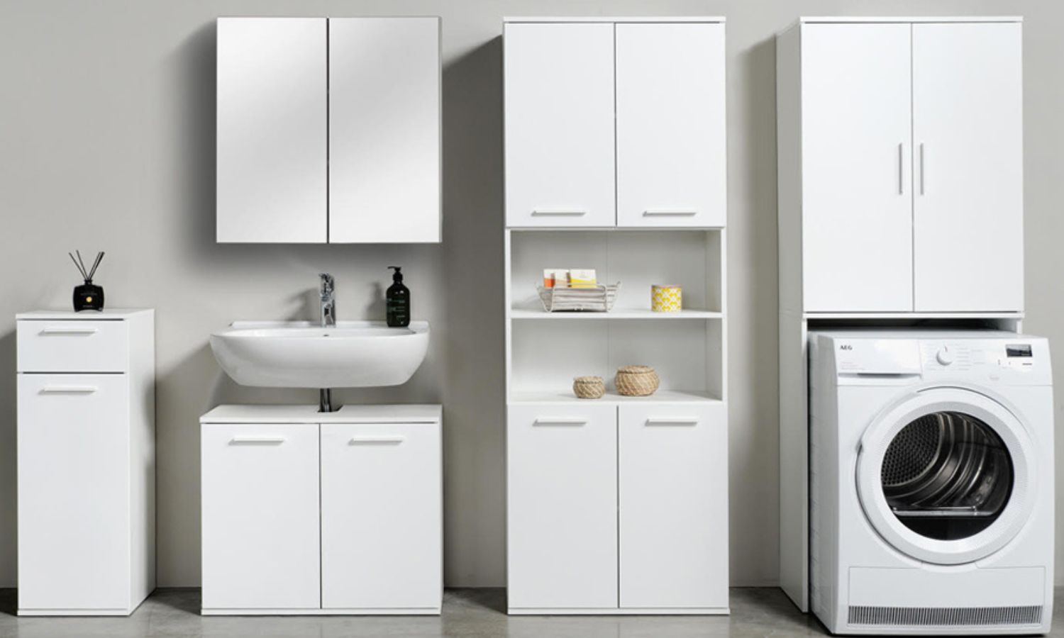 Kollektion Badschränke, weiße Badschränke nebeneinander an einer wand, Badschrank, Waschbecken-Unterschrank und Waschmaschinenschrank 
