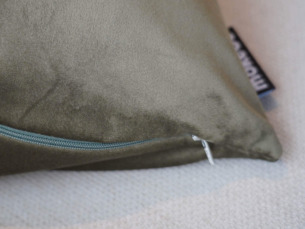 Kissen aus Samt in oliv,Ecke vom Kissen und Kissen-Reißverschluss im Fokus