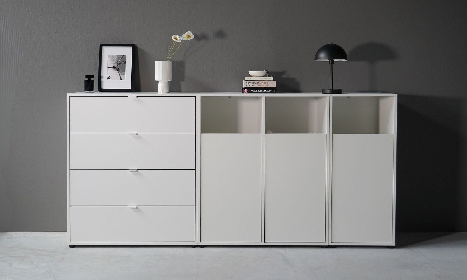 Kollektion weiße Kommode mit vier Fächern und passender weißer Wäscheschrank mit zwei und einem Fach nebeneinander 