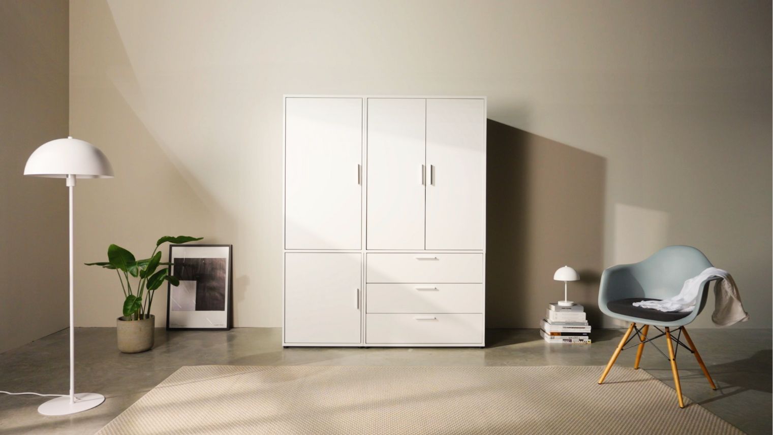 Kleiderschrank mit Schubladen in Weiß