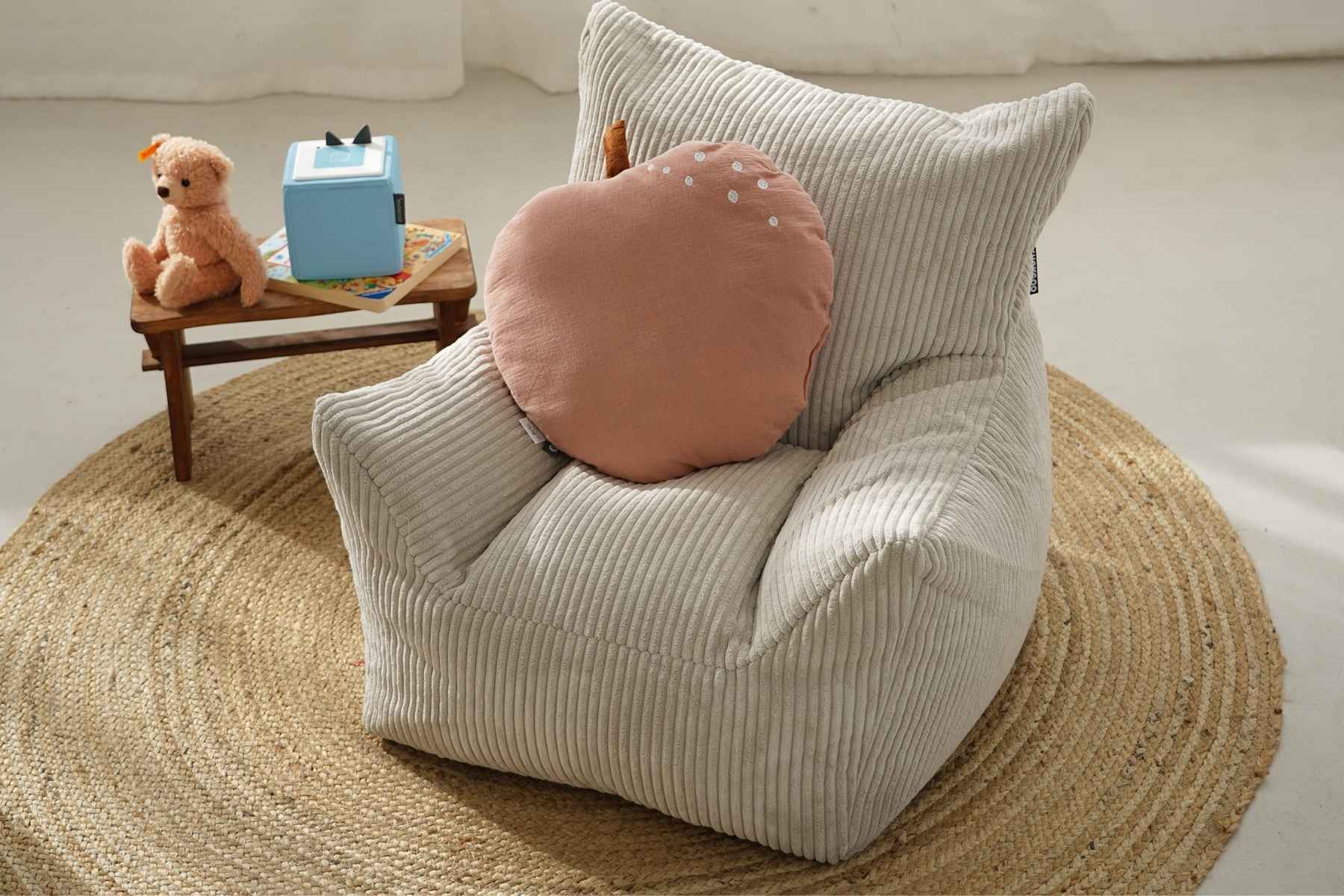 Kindersitzsack in Cord beige im Kinderzimmer. kleines Kissen auf dem Sitzsack 