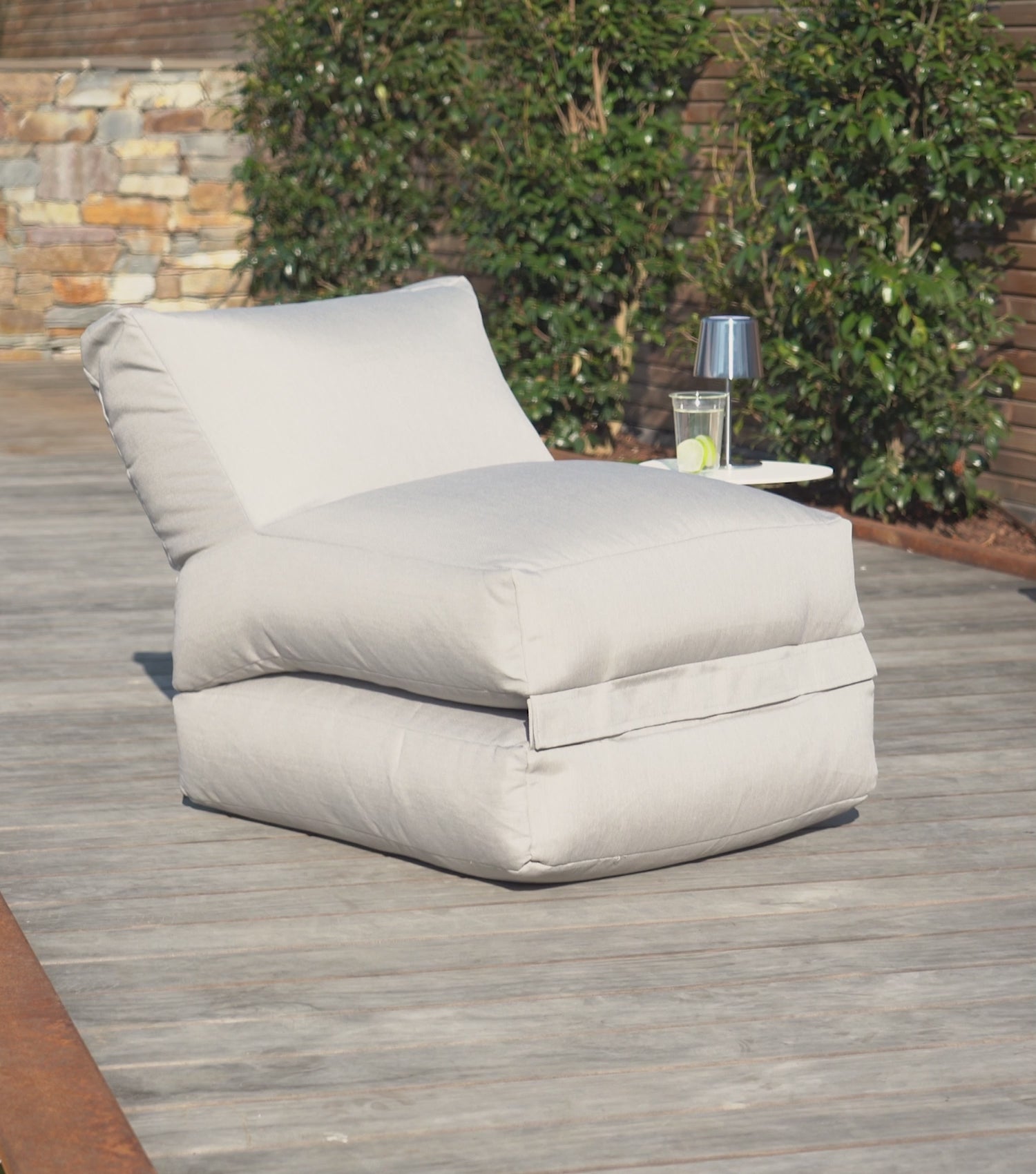 Produktvideo Outdoor Sitzsack 'Der Summerdream' in lichtgrau von mokebo auf einer Terrasse. 