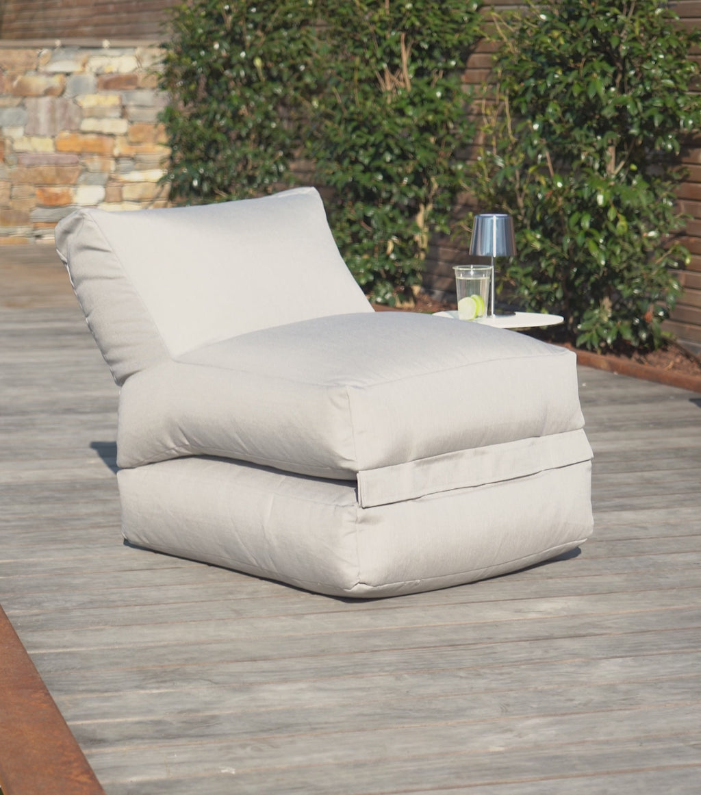 Produktvideo Outdoor Sitzsack 'Der Summerdream' in lichtgrau von mokebo auf einer Terrasse. 