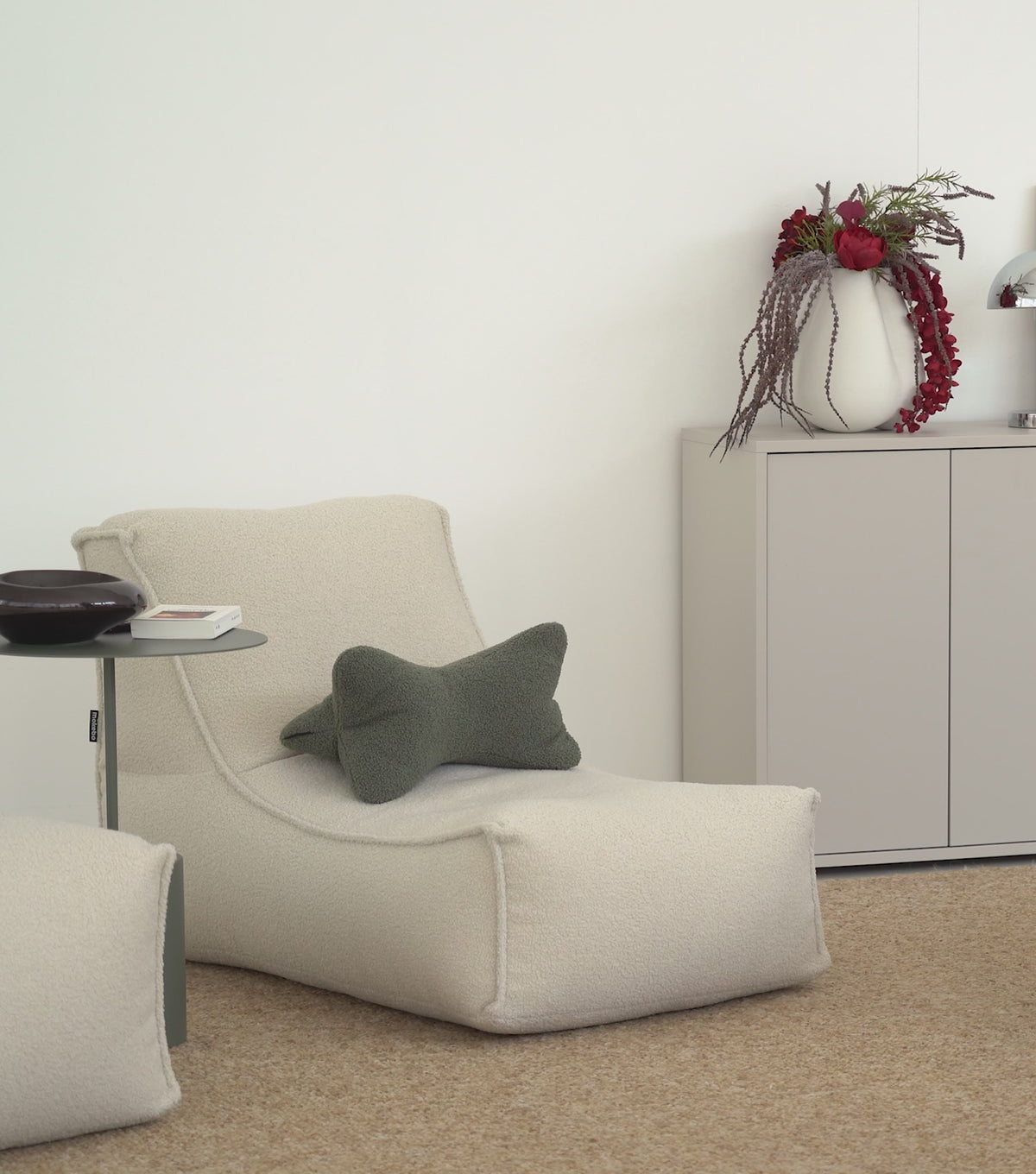 Sitzsack aus Boucléstoff in der Farbe Ivory
